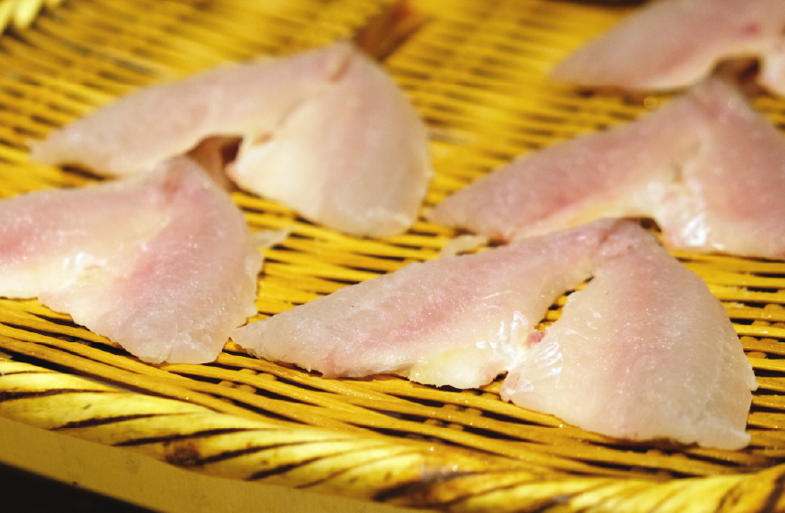 白身魚に塩をふり脱水することで旨みを凝縮させる