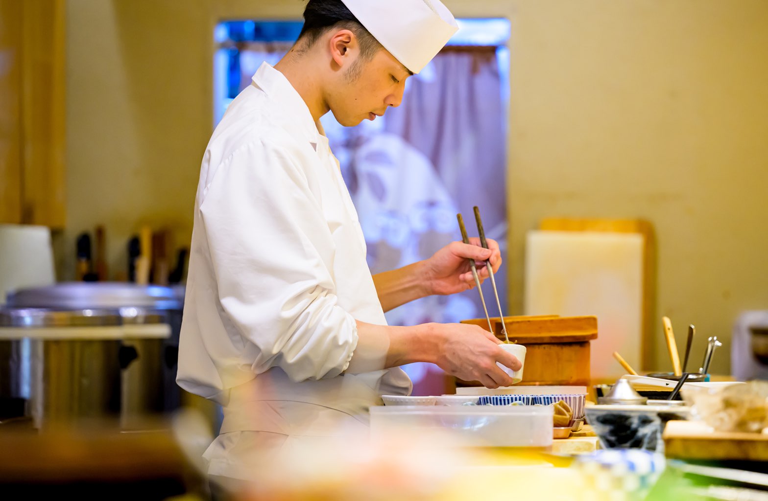 カウンター内で真剣な眼差しで調理する板前