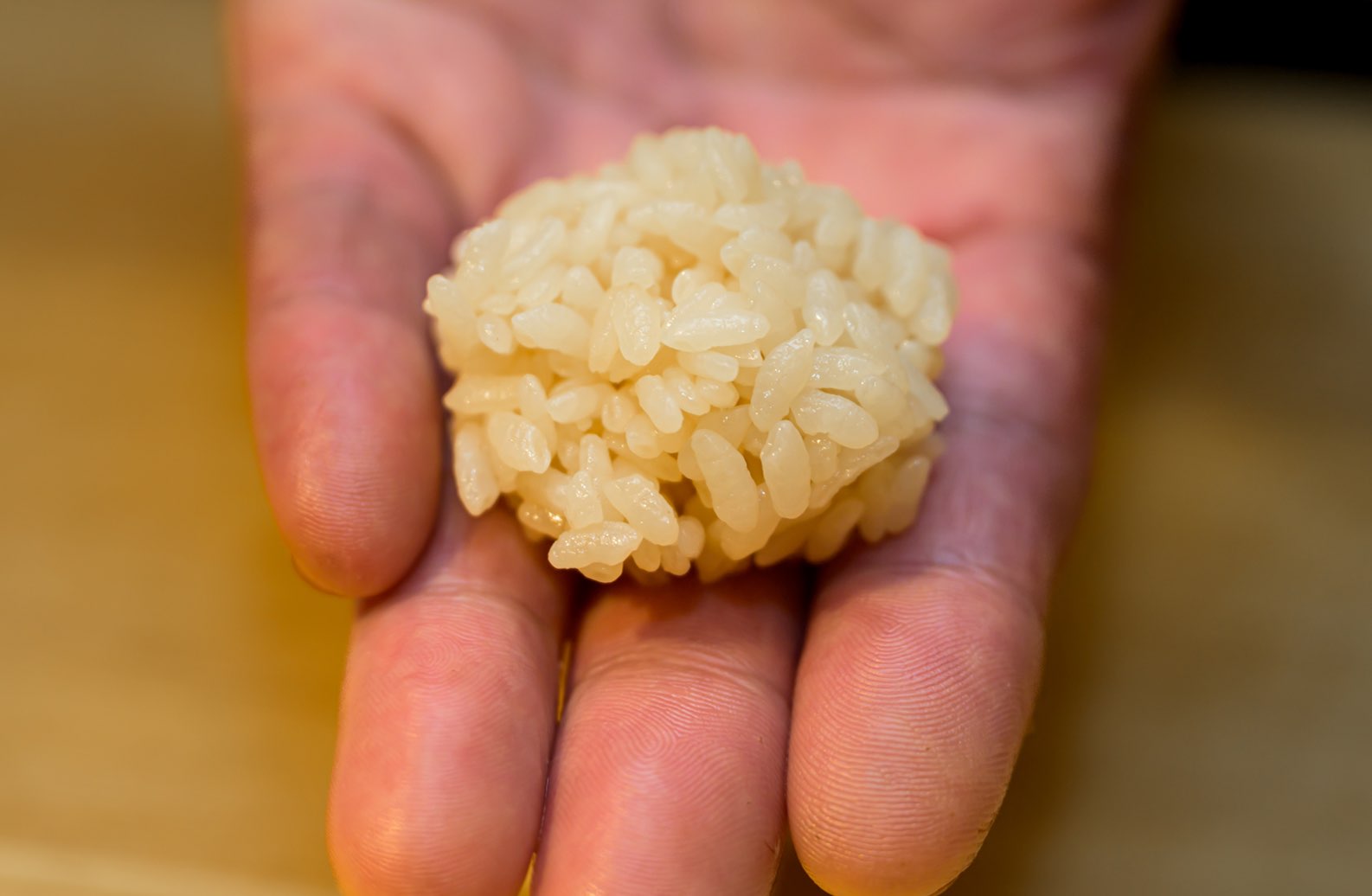 赤酢を使用したこだわりの赤シャリの玉