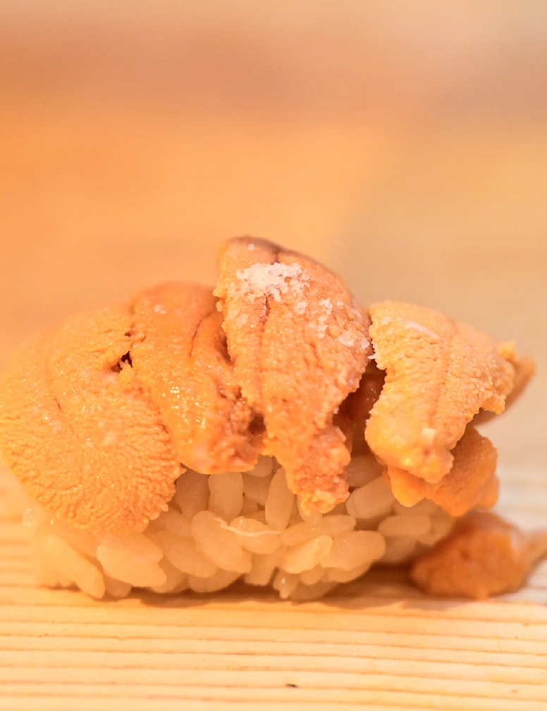 天日塩が載ったウニの握り寿司