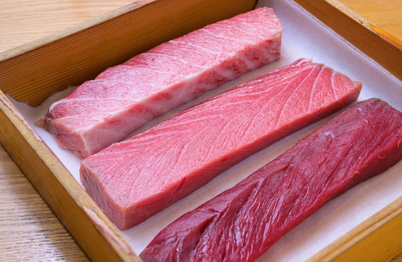 木箱に並べられた最高級の国産天然生本鮪の大トロ・中トロ・赤身のサク