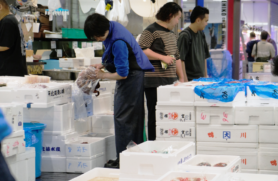 活気あふれる豊洲市場内の様子