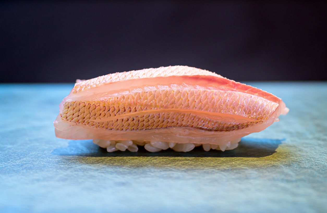 つややかな白身魚の握り寿司