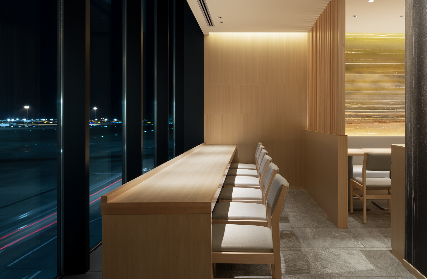 飛行機の離着陸や駐機場を眺めながら食事ができるカウンター席