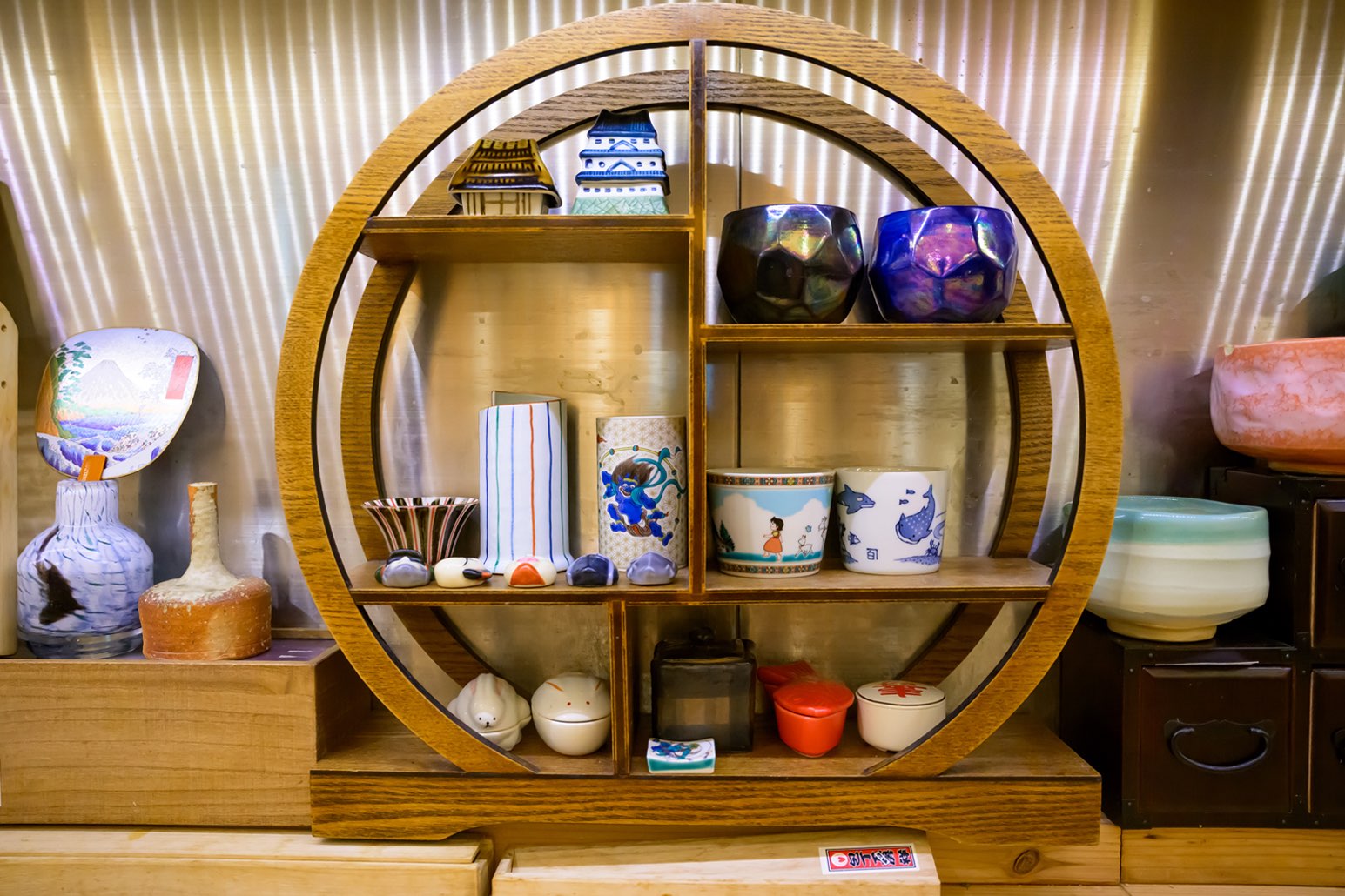 茶器や酒器が美しく飾られた和風の円形棚
