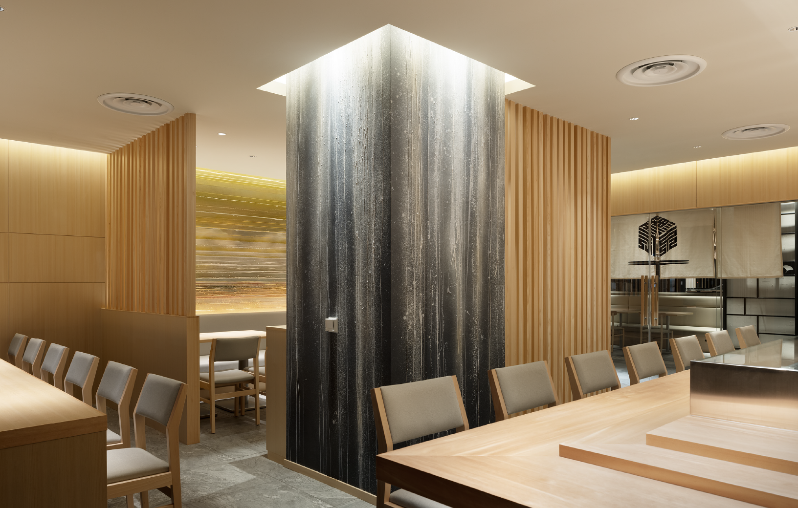 プライベートな空間を演出する木格子の仕切り