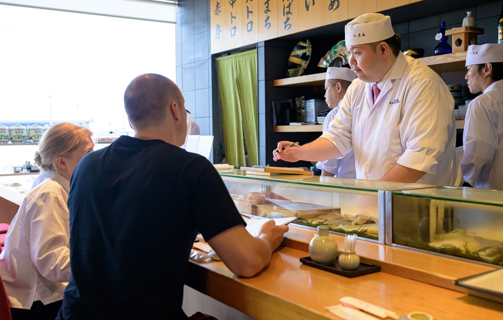 板前との会話を楽しみながら食事をするカウンター席のお客様