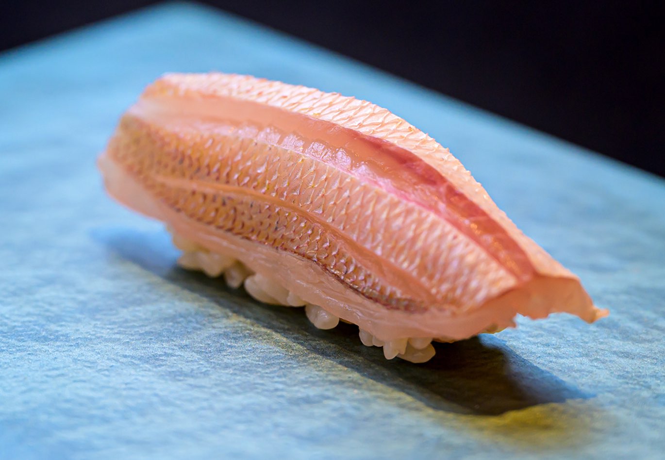 細やかな飾り包丁が入れられた、淡い桜色の春子鯛の握り寿司