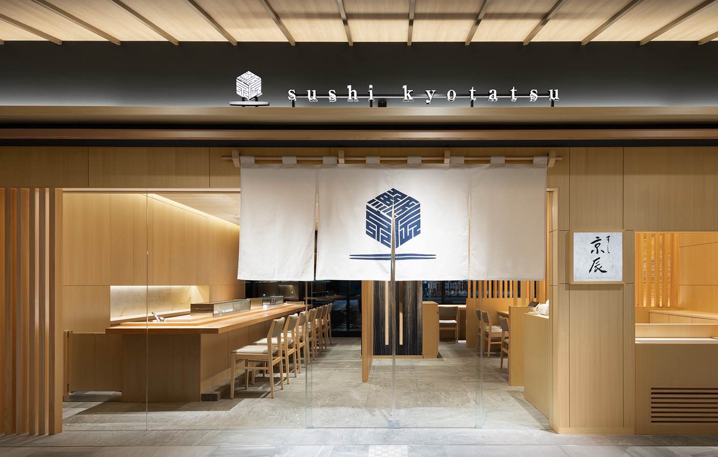 広々とした店舗の入り口外観