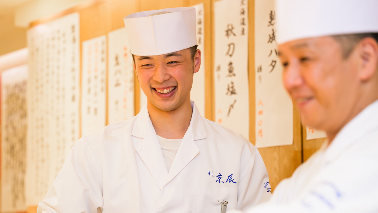 にこやかに談笑する若い職人と店長