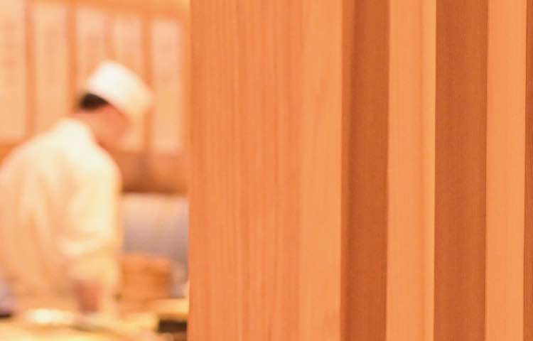 板場で作業する寿司職人の後ろ姿