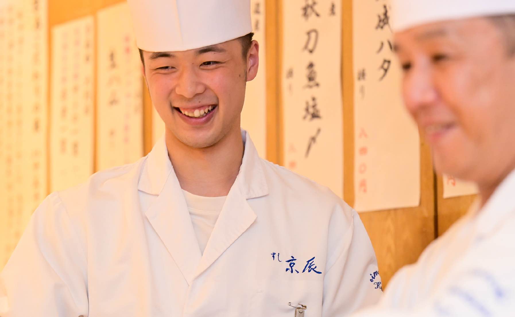 笑顔で生き生きと働く若い寿司職人