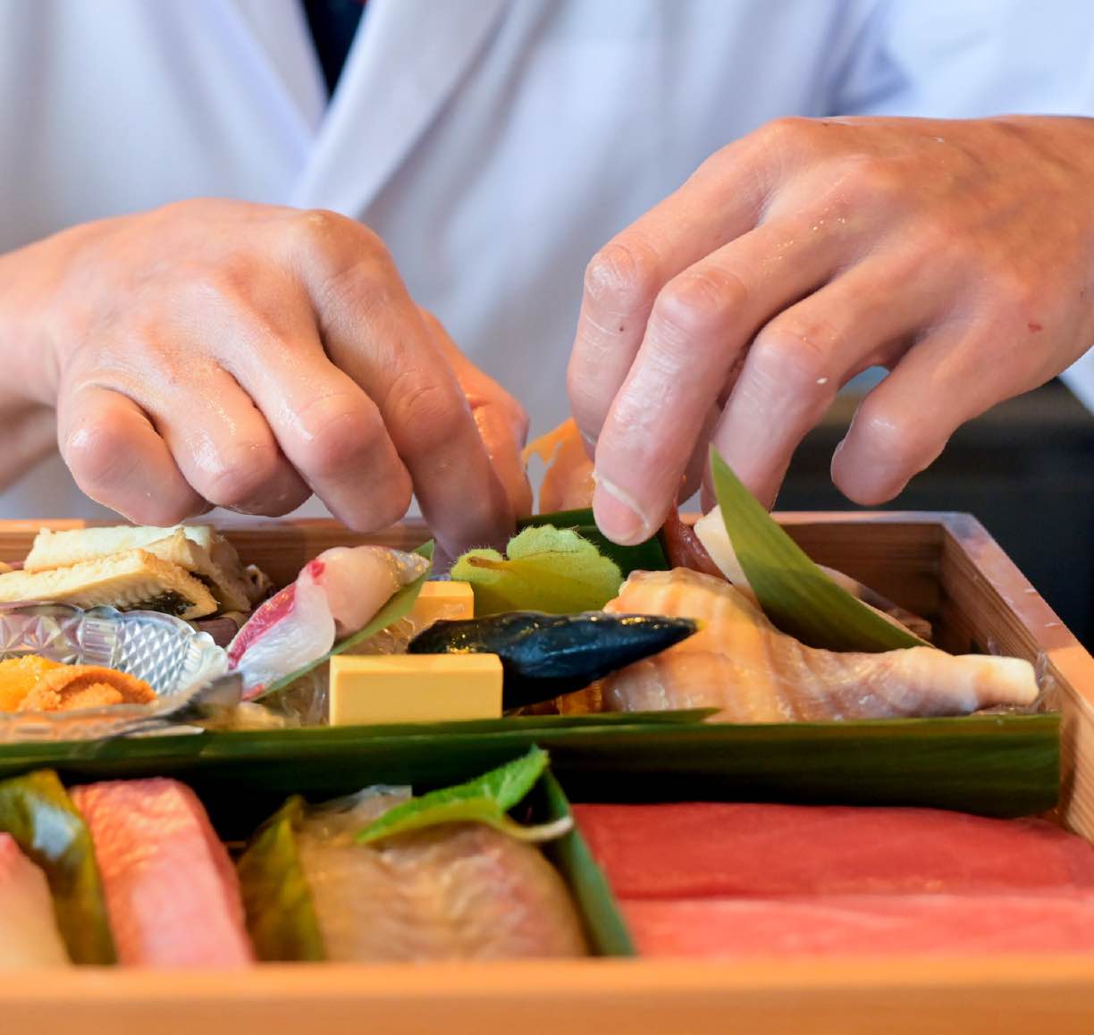 高級食材を木箱に盛り付ける様子