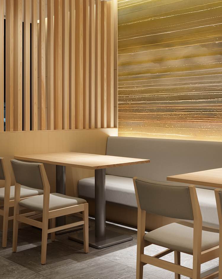 木目調で統一されたモダンで落ち着いた店内のテーブル席
