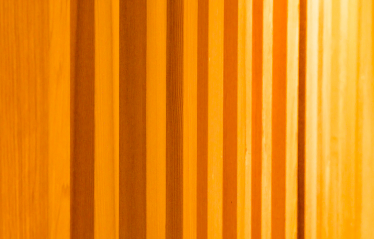 店内にある美しい木格子の仕切り