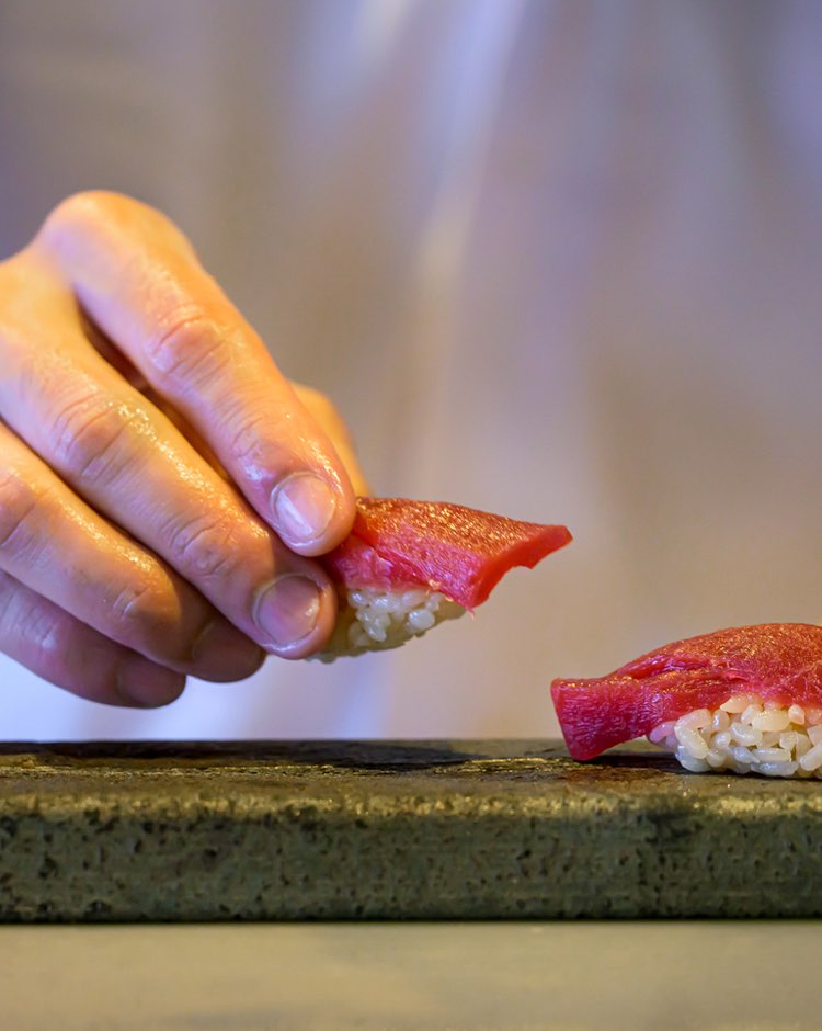 職人の手によって繊細に握られる江戸前寿司