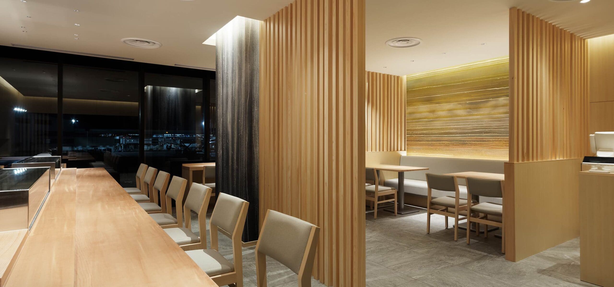 木格子で仕切られた落ち着いた雰囲気のテーブル席とカウンター席