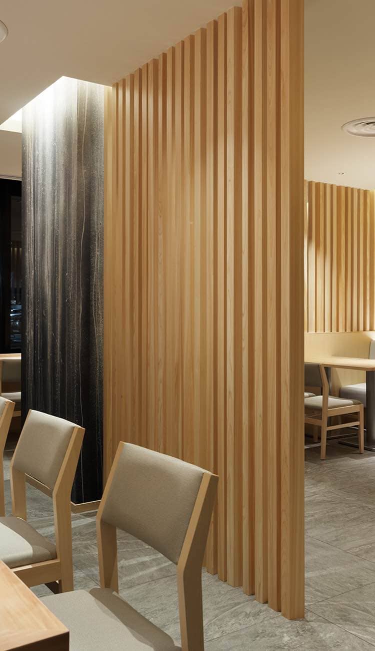 木格子で仕切られた落ち着いた雰囲気のテーブル席とカウンター席