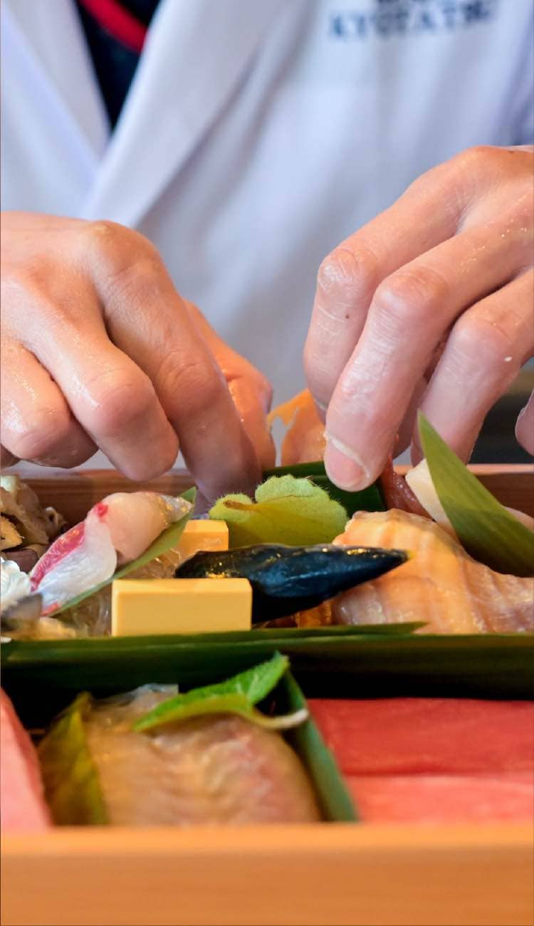 ネタ箱に丁寧に料理を盛り付ける様子