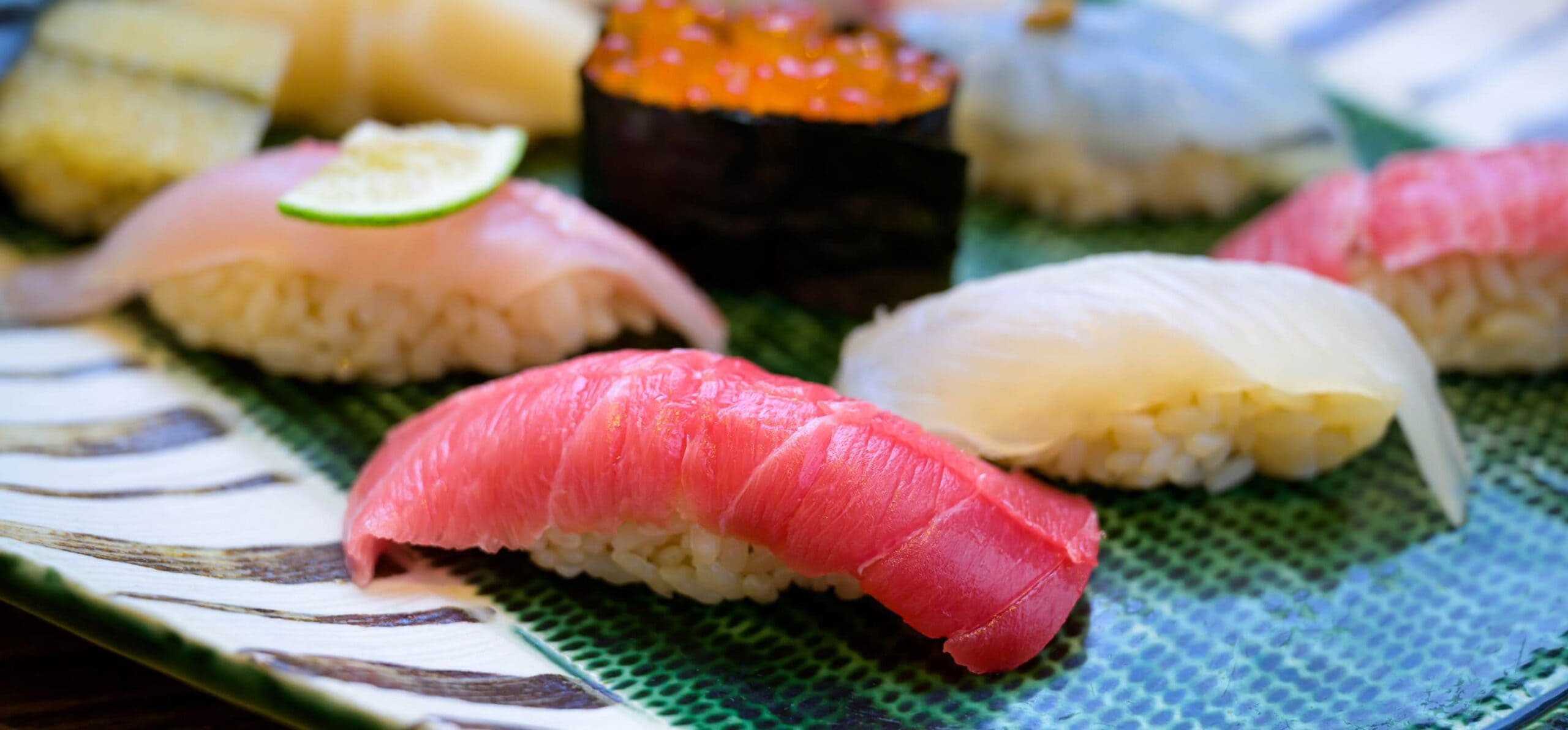 鮮やかに盛られた握り寿司の盛り皿