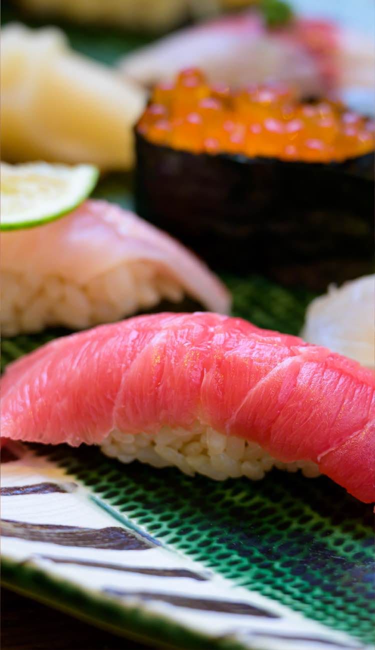 鮮やかに盛られた握り寿司の盛り皿